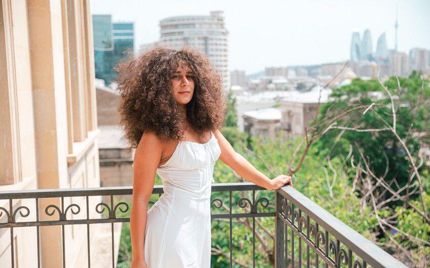 Azərbaycanlı model sevgili olduğu vəzifəli şəxsi ifşa etdi: &ldquo;G&ouml;r&uuml;şə xidməti maşında gəlirdi&rdquo;