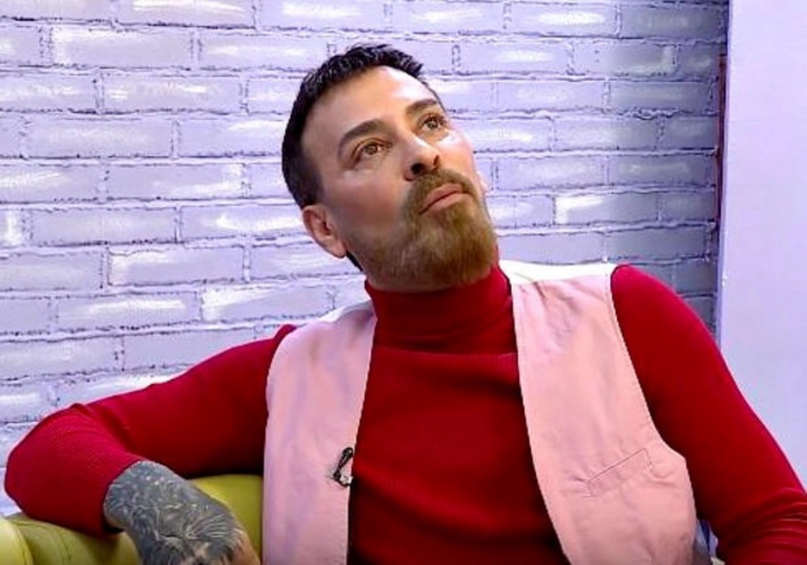 "Buna görə gecə hoteldə qalmışam"