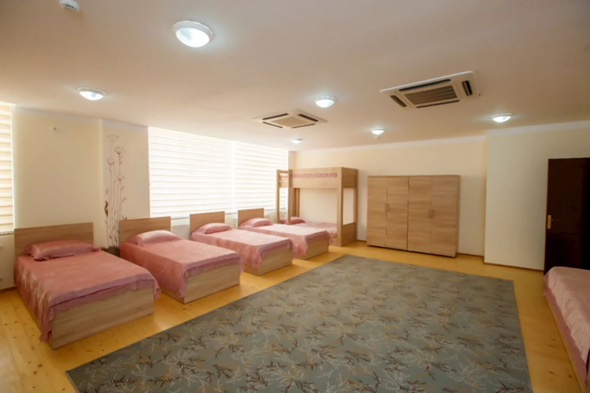 Bakıda sığınacaqda &ccedil;əkilən g&ouml;r&uuml;nt&uuml; &uuml;rək par&ccedil;aladı: uşaq hər gecə bunu edirmiş... 