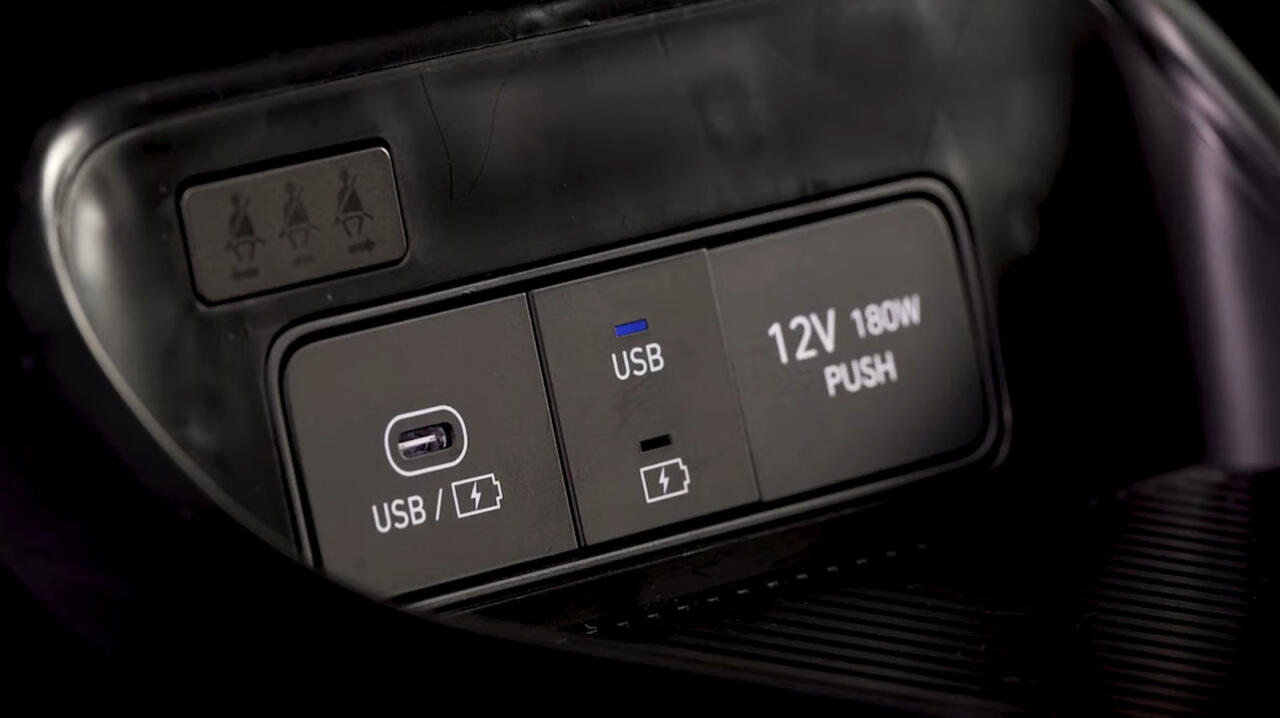 Avtomobiliniz &uuml;&ccedil;&uuml;n gizli təhl&uuml;kə: Bir USB ilə b&uuml;t&uuml;n sistemi sıradan &ccedil;ıxara bilərsiniz