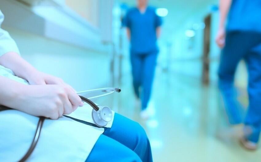 Klinikada iynə vurulan qadın &ouml;ld&uuml;