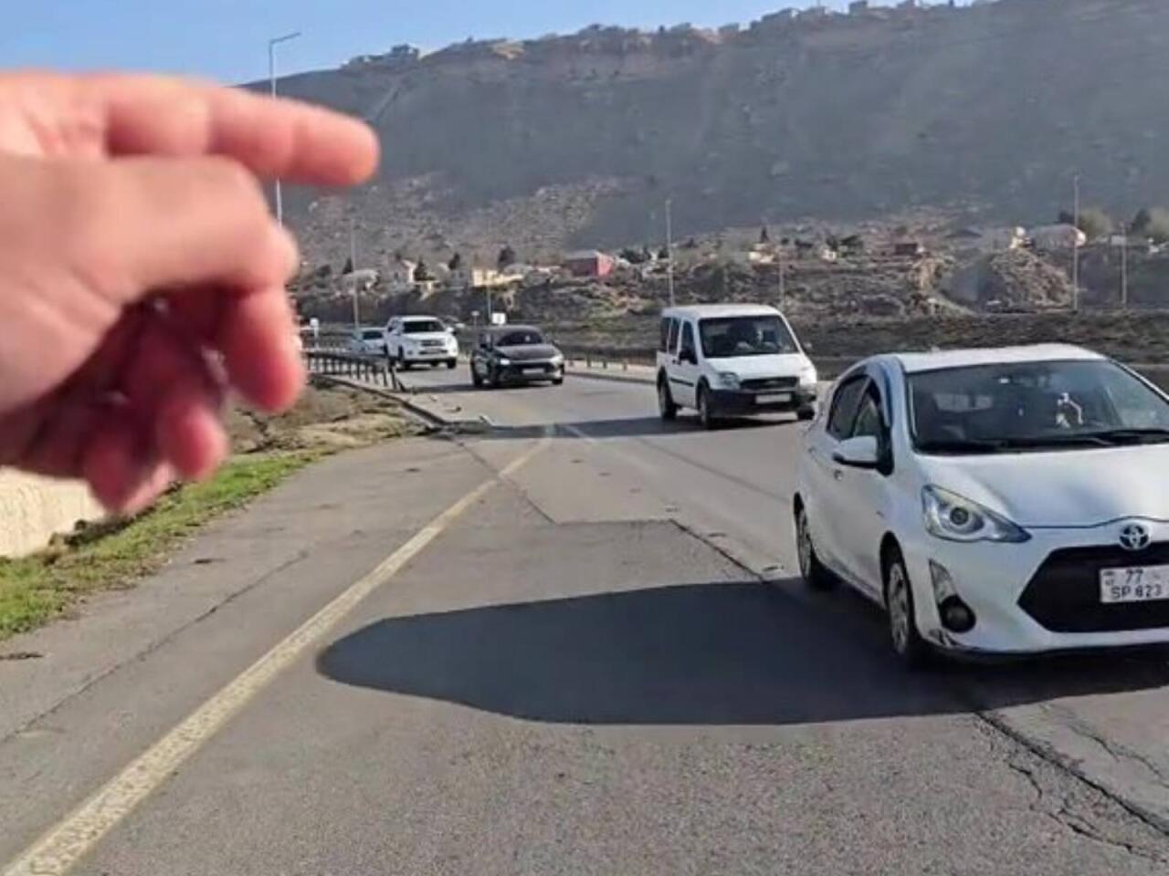 Bakıda yolda təhl&uuml;kəli vəziyyət  Qəza riski var  VİDEO