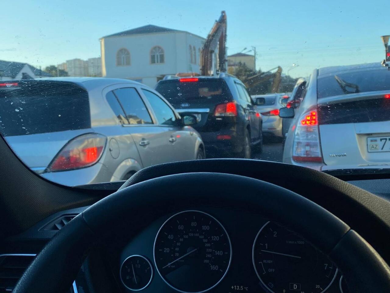 Bakıda ikinci "Babək prospekti" yaranır  Y&uuml;k artır, iki zolaqlı yol tab gətirmir