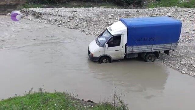 Çağırışa gedən təcili yardım avtomobili yolda qaldı  Xəstəni yük maşını ilə gətirdilər