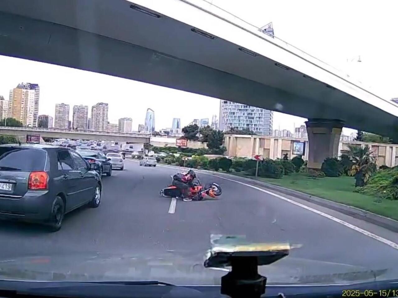 Bakıda motosiklet arakəsməyə çırpıldı  Anbaan görüntülər