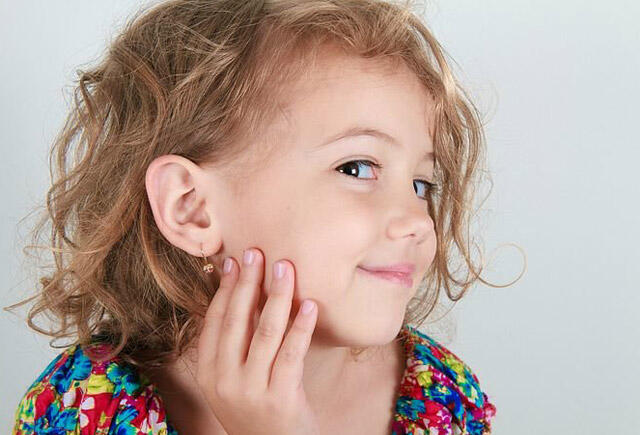 Uşağın sa&ccedil;ını sığallayıb qulağındakı qızıl sırğaları OĞURLADI 