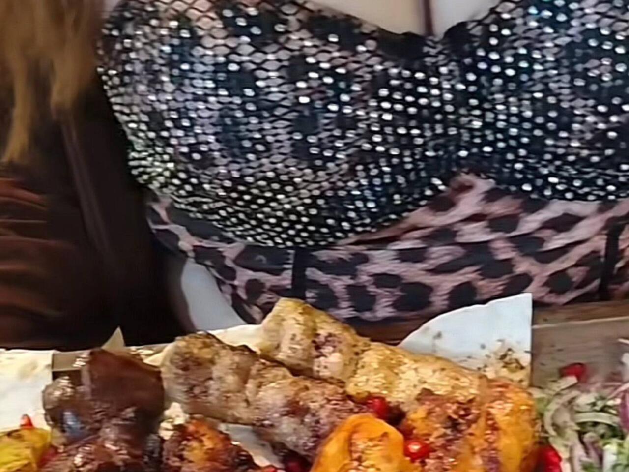 "Hərə bir sinəsi a&ccedil;ıq qızı &ccedil;ıxarıb guya reklam edir"  Sosial şəbəkələrdə qeyrietik tendensiya yayılıb