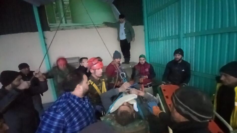 Xa&ccedil;mazda istehsalat sexində yıxılan şəxs xilas edilib 