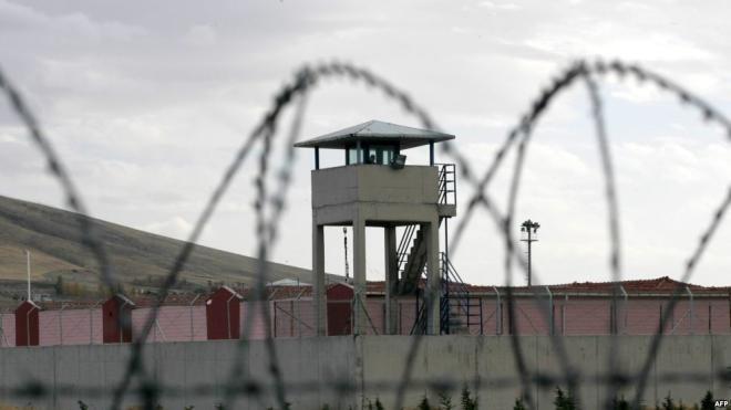 Ana həbsdəki oğlu &uuml;&ccedil;&uuml;n telefon ke&ccedil;irmək istədi...