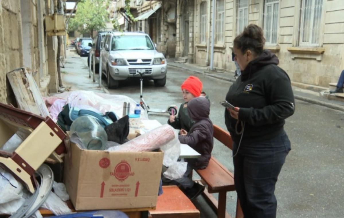 Bakıda ailə evindən çıxarıldı  Övladları küçədə dərs oxuyurlar