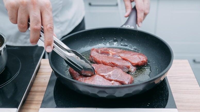 40 illik aşpaz sirri: Qırmızı ət bu üsulla bişəndə pambıq kimi yumşaq olur