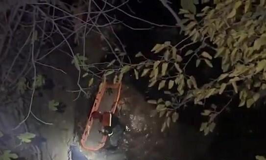 61 yaşlı kişi k&ouml;rp&uuml;dən ke&ccedil;ərkən &ccedil;ay dərəsinə yıxıldı  VİDEO