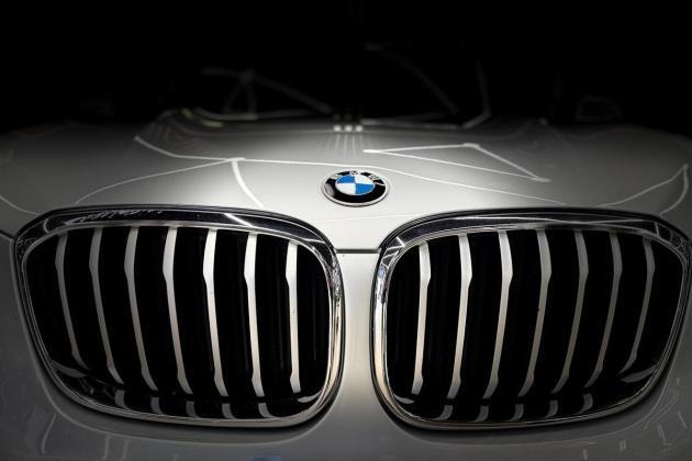 "BMW" y&uuml;z minlərlə avtomobili geri &ccedil;ağırır
