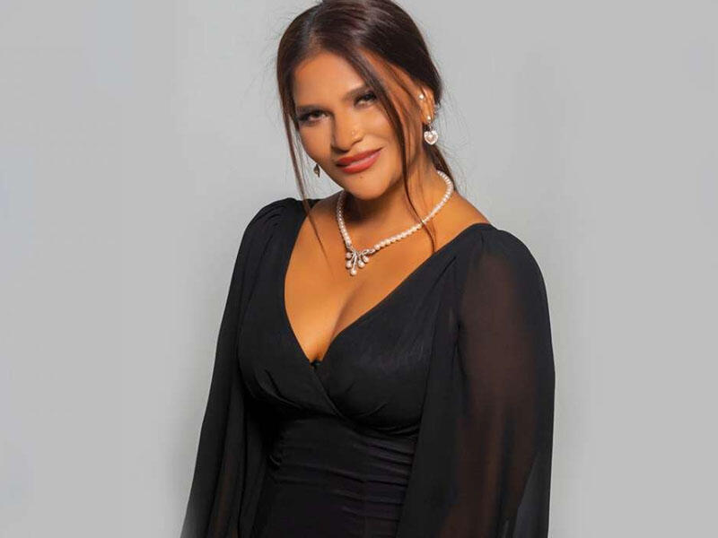 Əməkdar artist dərin yarıqlı libası ilə DİQQƏT &Ccedil;ƏKDİ 