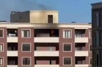 Bakıda yaşayış binasında yanğın başladı 