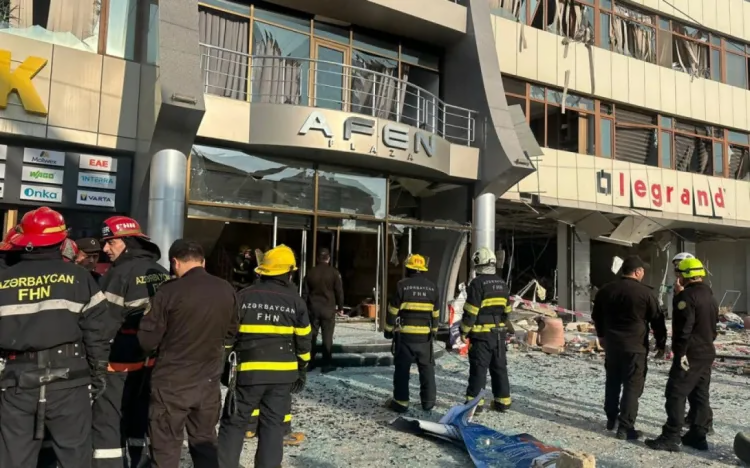 Nərimanovdakı partlayışda yaralanan şəxs: "Hamı t&ouml;k&uuml;ld&uuml; &uuml;st&uuml;mə, məni qan aparırdı" 