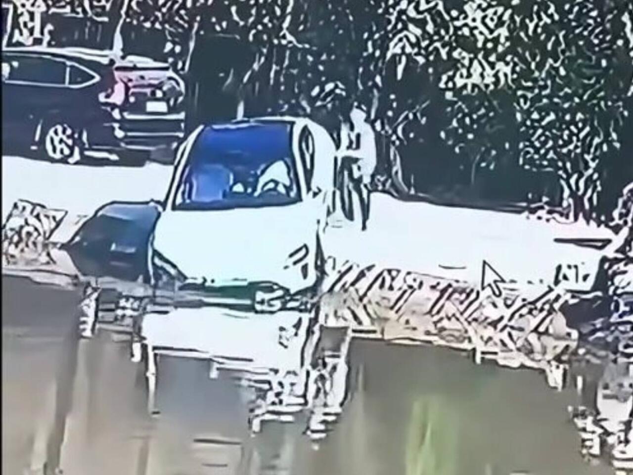 &Ccedil;in avtomobili avtopark rejimində suya d&uuml;şd&uuml;  VİDEO