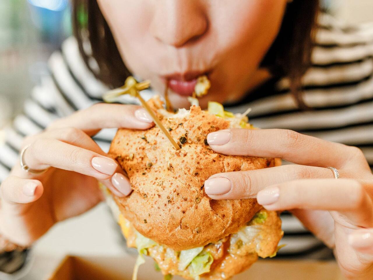 &Ccedil;ox yeyənlər niyə gec doyur?  Səbəb a&ccedil;ıqlandı