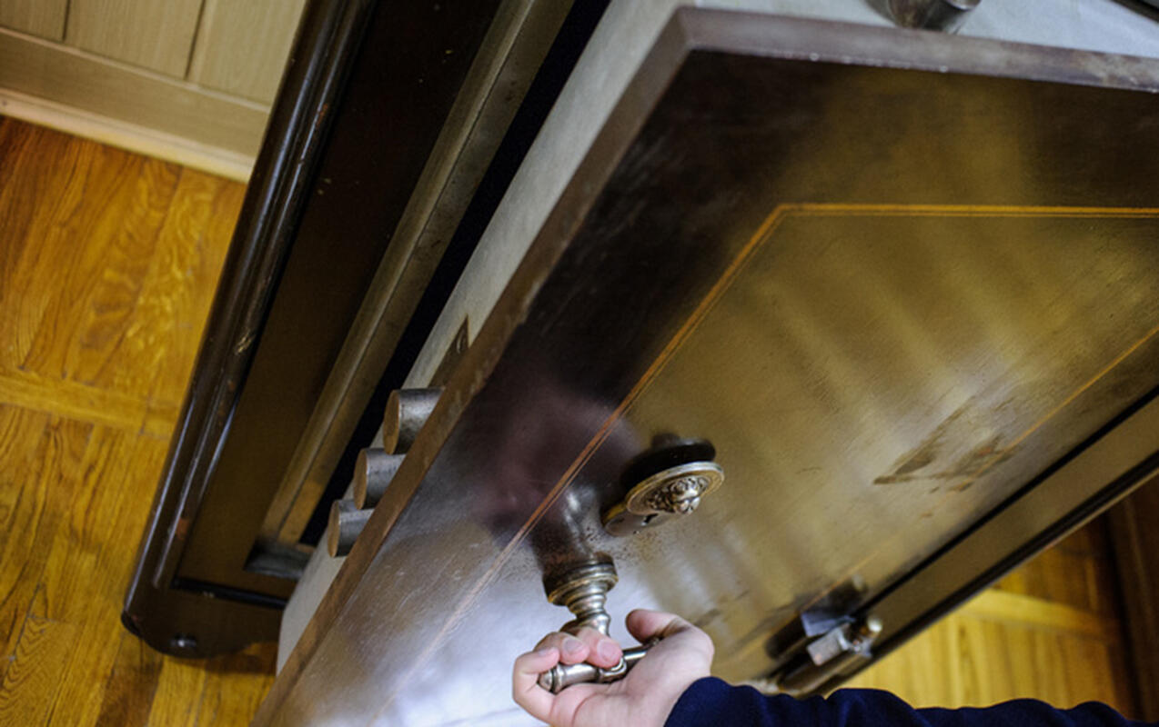 Məmurun evindən 340 min pul oğurlandı  Oğlunun sevgilisi həbs edildi