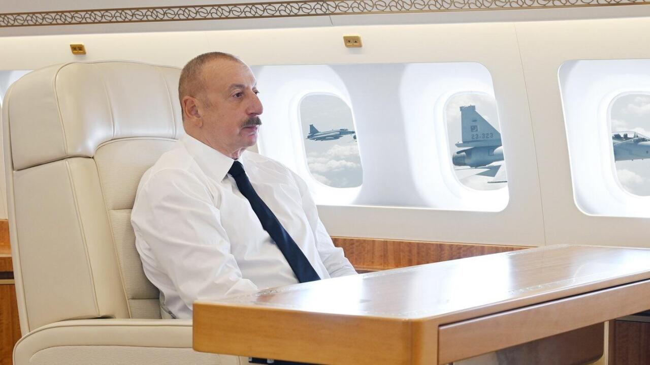 Prezident İlham Əliyevin təyyarəsini qırıclar m&uuml;şayiət etdi 