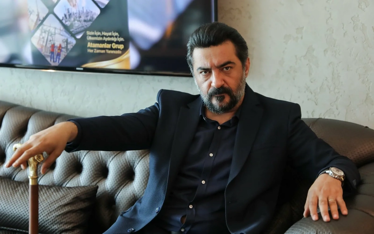 T&uuml;rkiyəli məşhur aktyor avtomobil qəzasına d&uuml;şd&uuml;