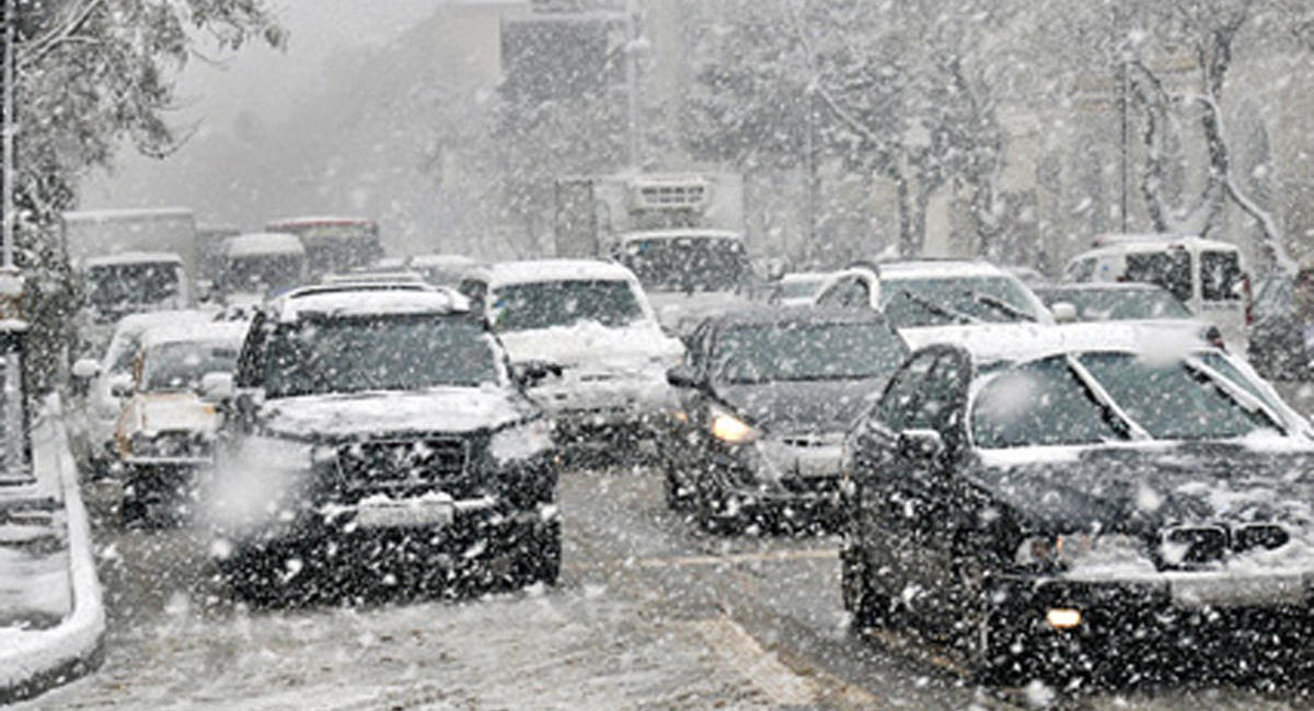 Bakıda yollar və səkilər qardan təmizlənir