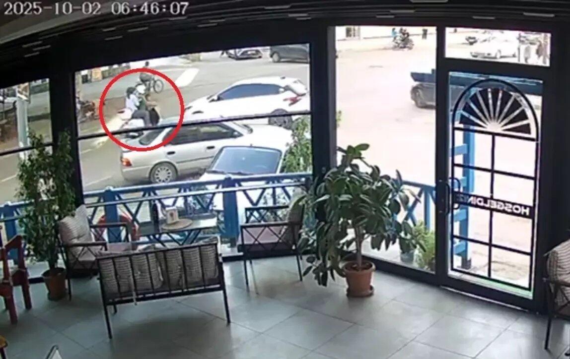 Motosikletlə şou göstərdi  avtomobilə çırpıldı