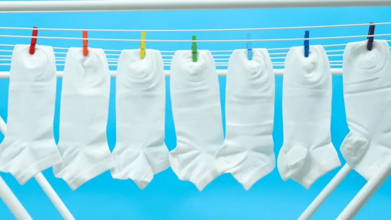 Paltar yuyarkən bir &ccedil;imdik əlavə edin: Hətta ən k&ouml;hnə corabları belə qar kimi ağardır