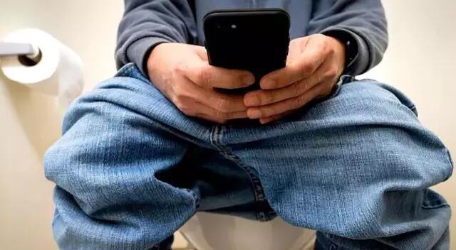 Telefonu tualetə əsla aparmayın  10 səbəb