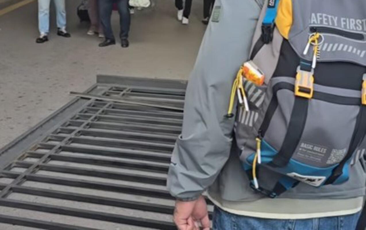 Güclü külək məktəbin darvazasını aşırdı