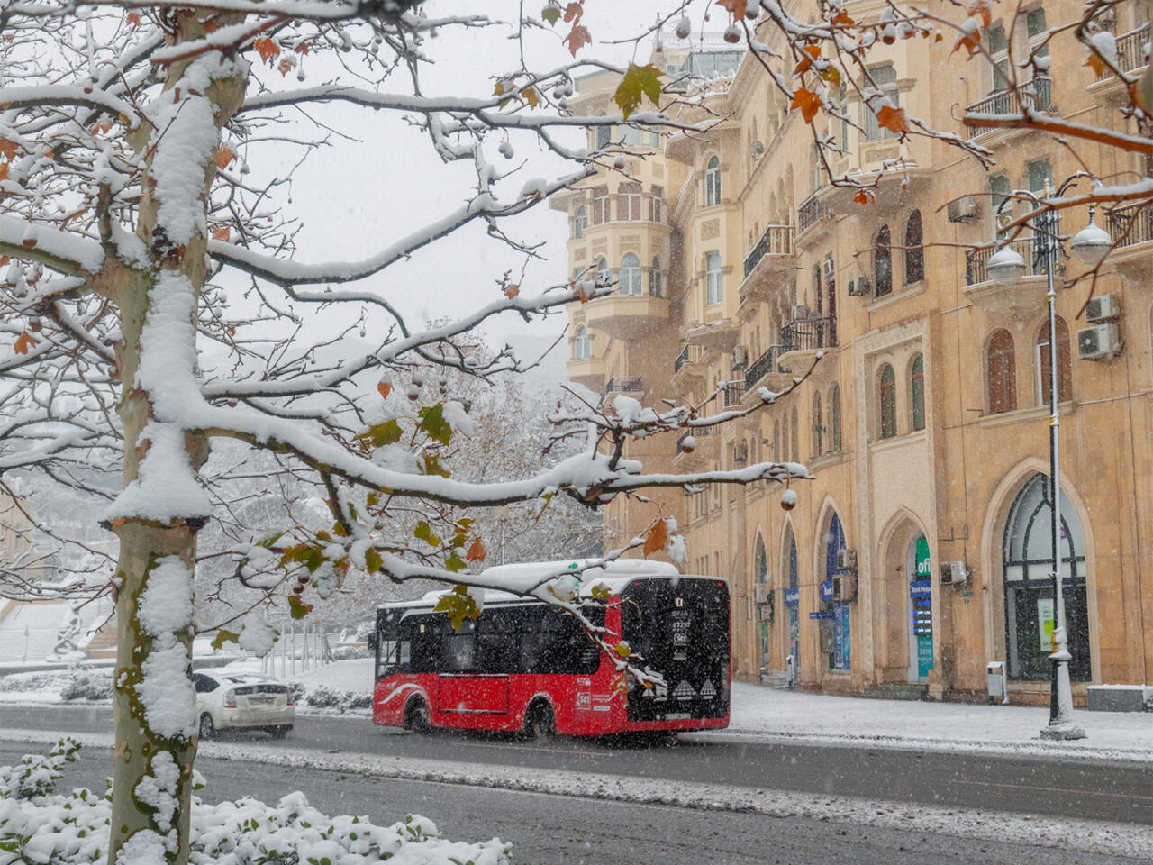 Niyə Bakının bir tərəfinə qar yağdı, o biri tərəfinə yox?  A&Ccedil;IQLAMA