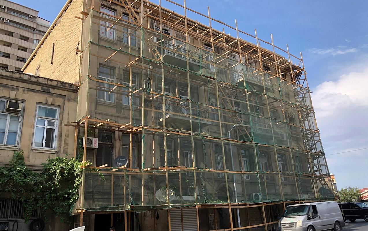 Bakıda tarixi abidəyə zərər vuruldu, yağış suyu evlərə doldu 