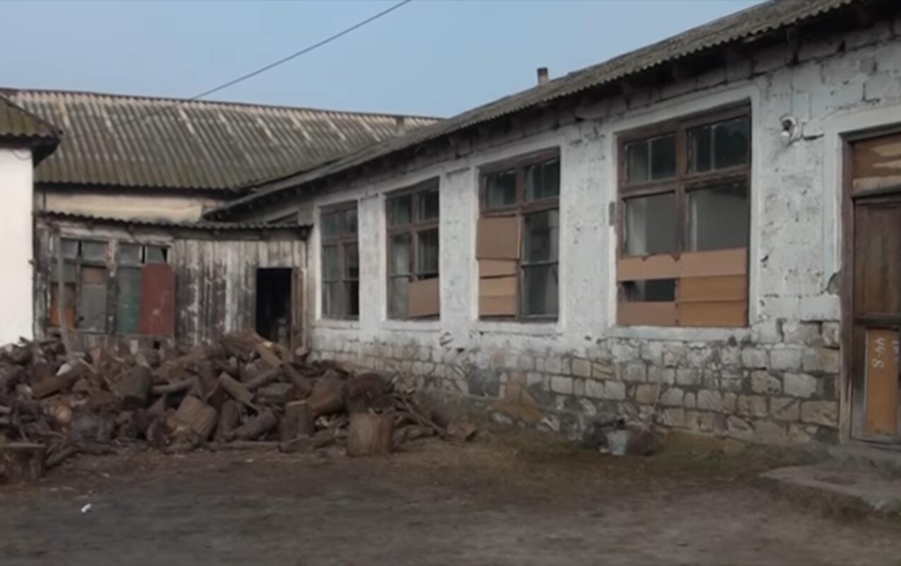 &ldquo;Məktəbin pəncərəsində ş&uuml;şə yoxdur, kartonla &ouml;rt&uuml;l&uuml;b&rdquo;