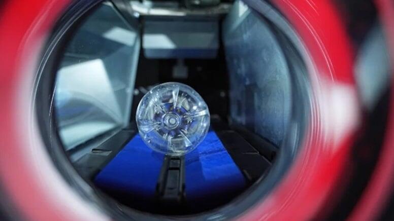 Topladıqları plastik ş&uuml;şələrlə ev satın alırlar