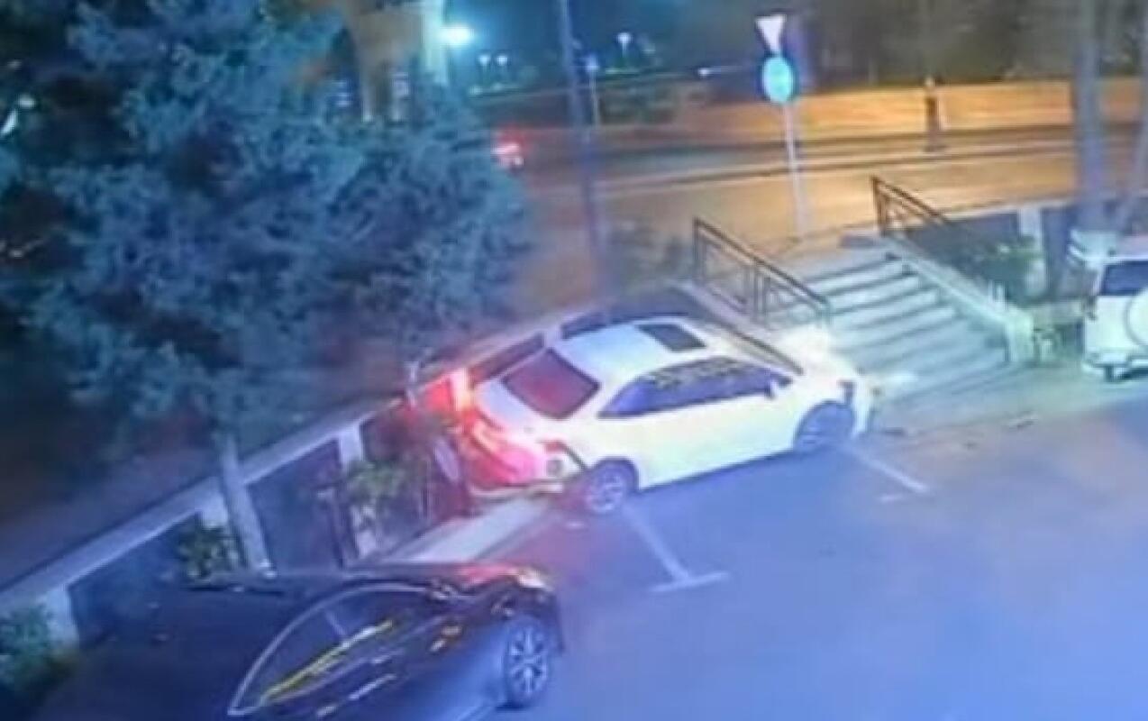 Qəzaya uğrayan maşın restoranın həyətinə d&uuml;şd&uuml; 