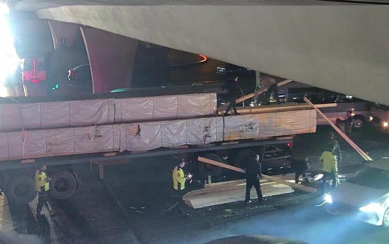 Y&uuml;k asfalta dağıldı, tıxac yarandı 