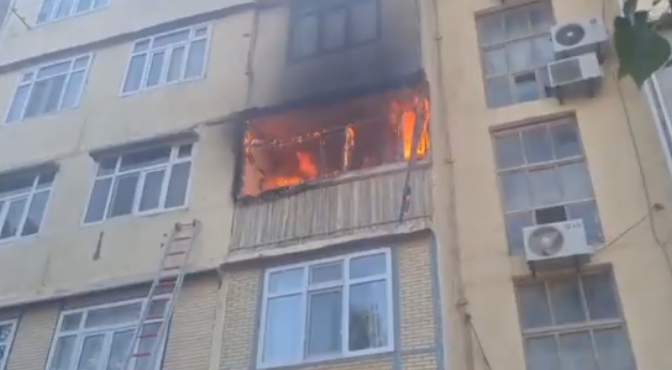 Sumqayıtda yaşayış binasında yanğın olub 