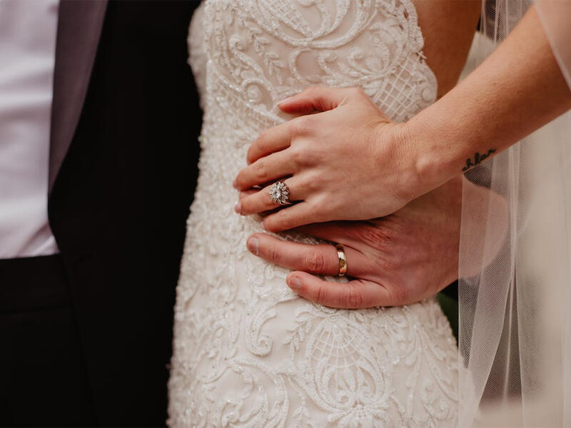 Toyda gəlinin bəyə sərt reaksiyası G&Uuml;NDƏM OLDU 