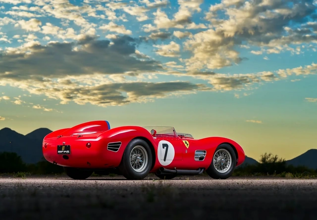 Saxta "Ferrari" fantastik qiymətə satıldı