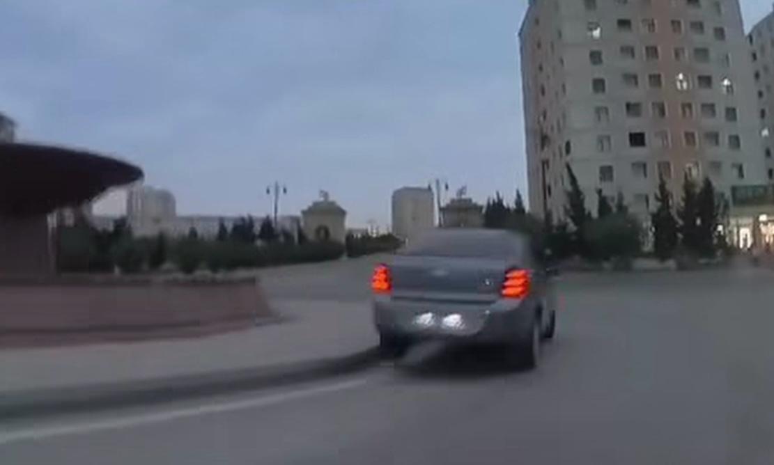 Sumqayıt Bulvarında təhl&uuml;kəli dairə: s&uuml;r&uuml;c&uuml;lər tələyə d&uuml;ş&uuml;r