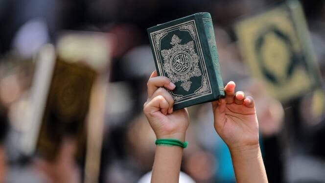 Canlı yayım a&ccedil;ıb "Quran"ı yandırdı, saxlanıldı 