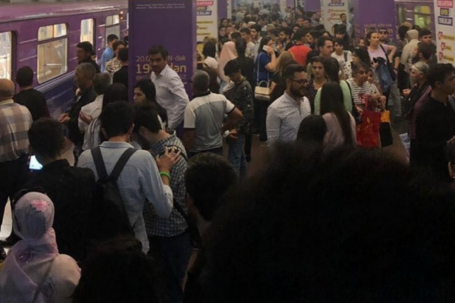 Metroda problem: Qatarlar tuneldə qaldı