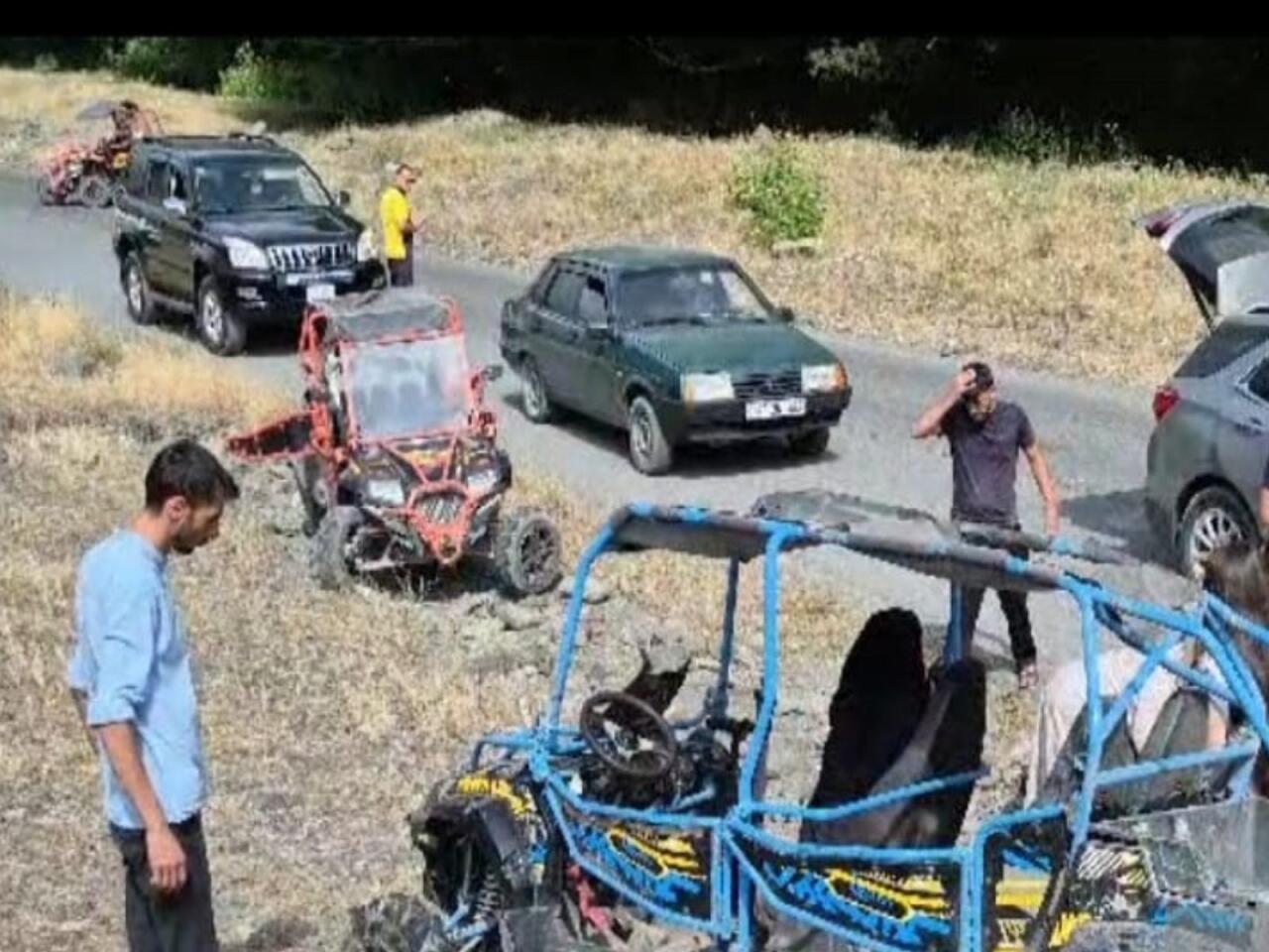 Qəbələdə qadın turistlər qəzaya düşdü  yaralılar var  FOTO