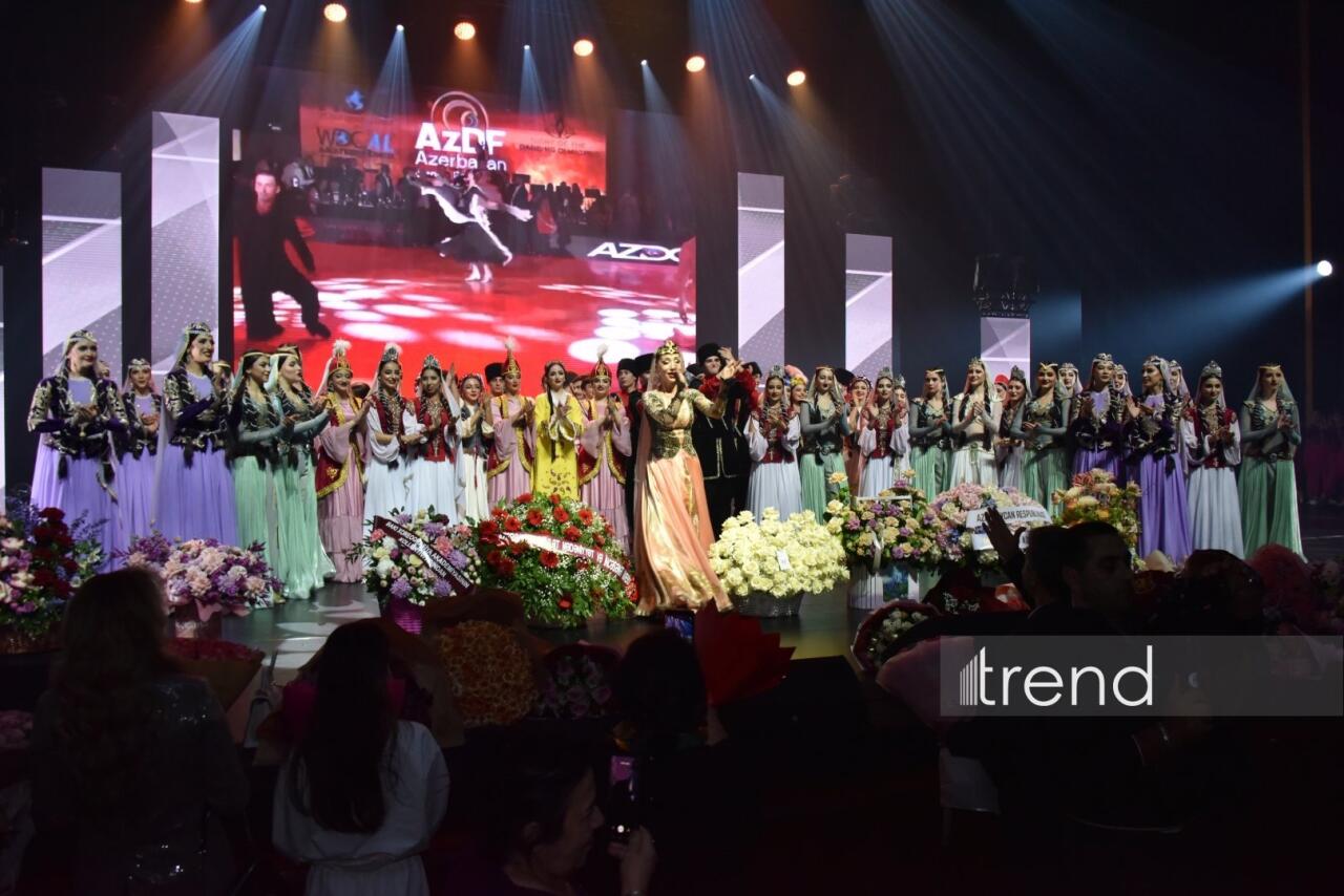 Heydər Əliyev Sarayında Təranə Muradovanın m&ouml;htəşəm yubileyi &ndash; alqışlar altında rəqs bayramı və &ccedil;i&ccedil;ək dəryası 