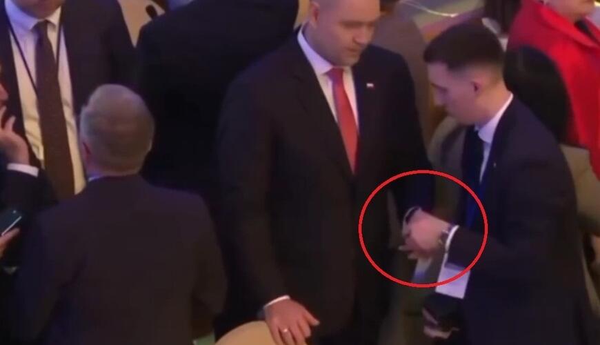 Polşa prezidentinin BMT iclasındakı qeyriadi vərdişi kameralarda