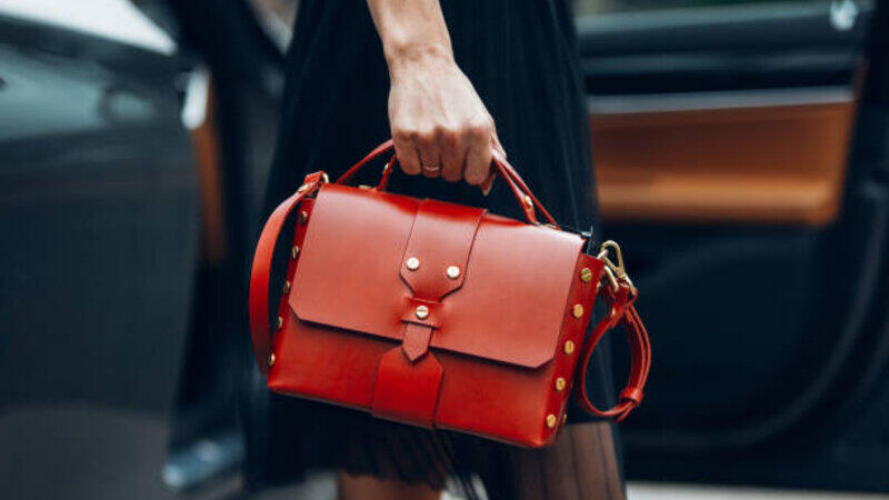 &Ccedil;antasını dayanacaqda unutdu, qızılları oğurlandı