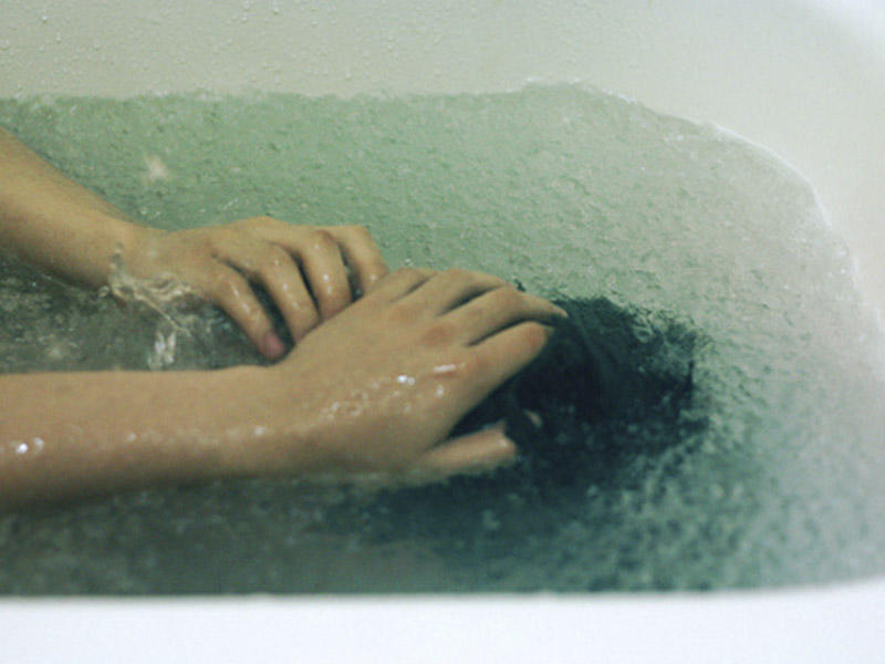 Qrip zamanı isti vanna qəbul etmək təhl&uuml;kəlidir