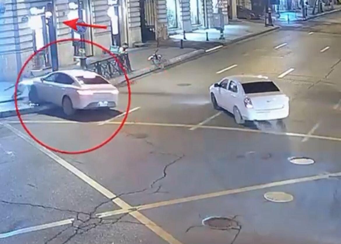 Bakıda avtomobil svetofora &ccedil;ırpıldı 