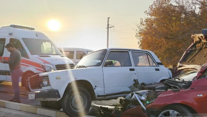 Babək ağır qəza  ana və &uuml;&ccedil; &ouml;vladı xəsarət aldı 