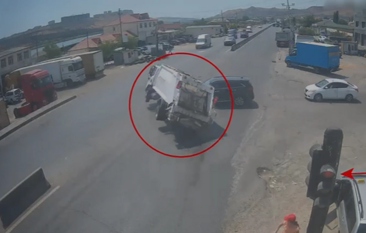 Bakıda qırmızı işığa məhəl qoymayan s&uuml;r&uuml;c&uuml; ağır qəzaya səbəb oldu  ANBAAN VİDEO